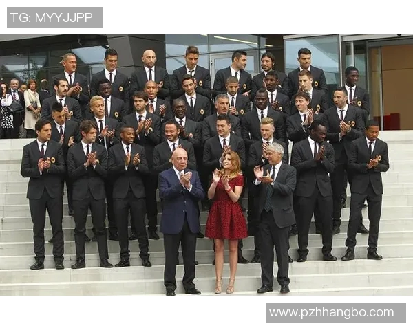 足球明星西装风格解析视频揭秘时尚与运动的完美结合